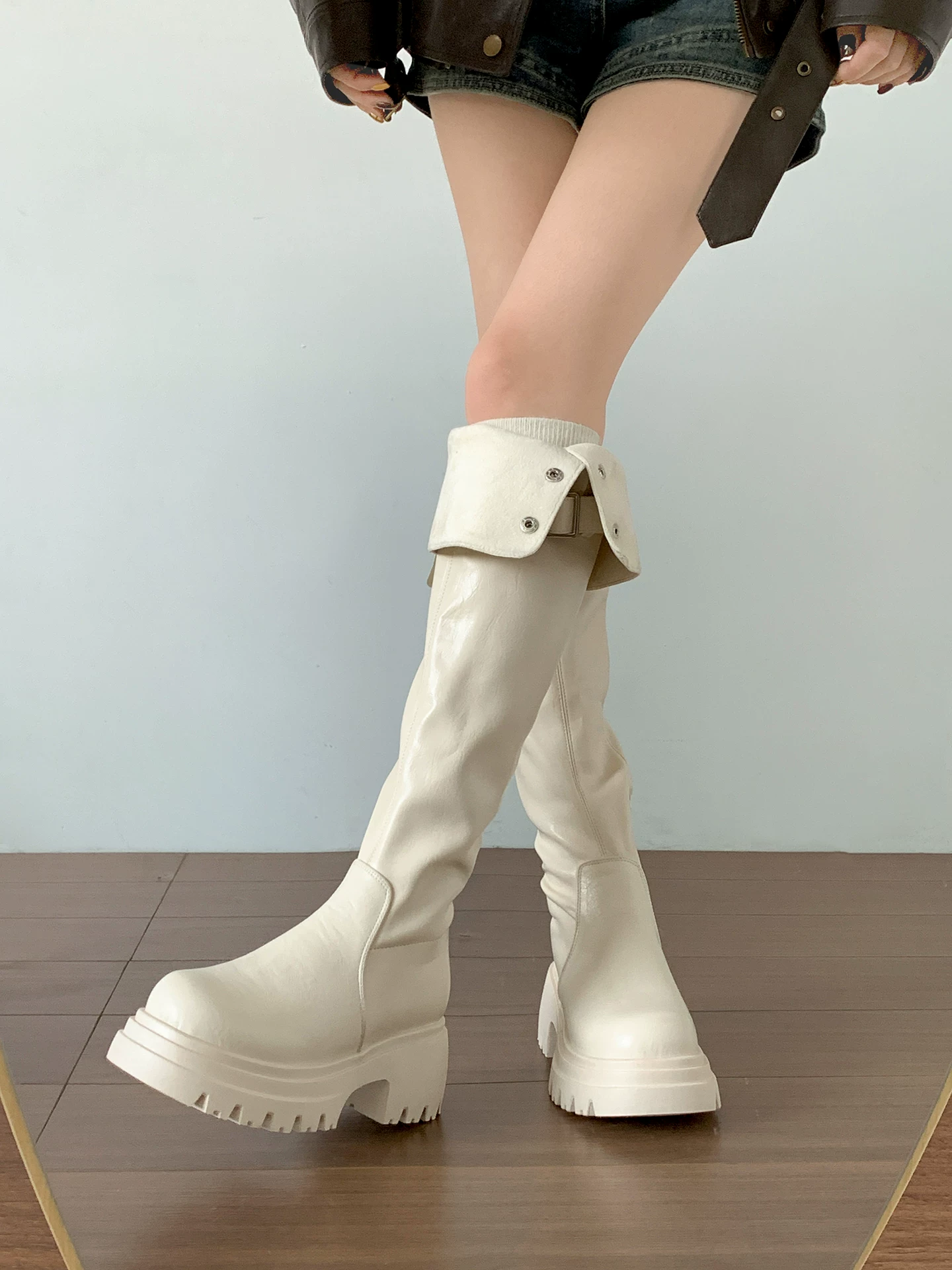 Giày bốt đế dày lót lông cừu cao quá đầu gối màu trắng dành cho nữ, kiểu dáng mới mùa thu đông 2025, tăng chiều cao, tôn dáng, kiểu dáng đi cưỡi ngựa