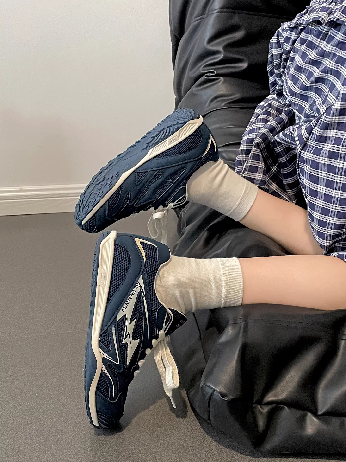 Giày thể thao đế bằng tăng chiều cao, nhẹ, đa năng, kiểu cổ điển màu bạc dành cho nữ, mẫu mới thu đông 2025, đế mềm, kiểu Đức.