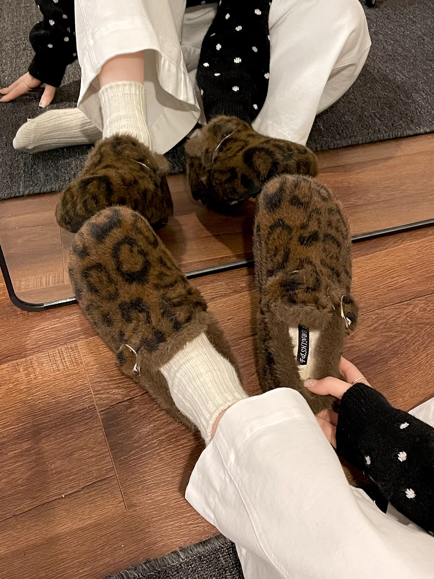 Giày lông mềm mại, ấm áp, đế dày dành cho nữ, mẫu mới mùa đông 2025, kiểu Birkenstock, chất liệu cotton, giữ ấm toàn bộ bàn chân.