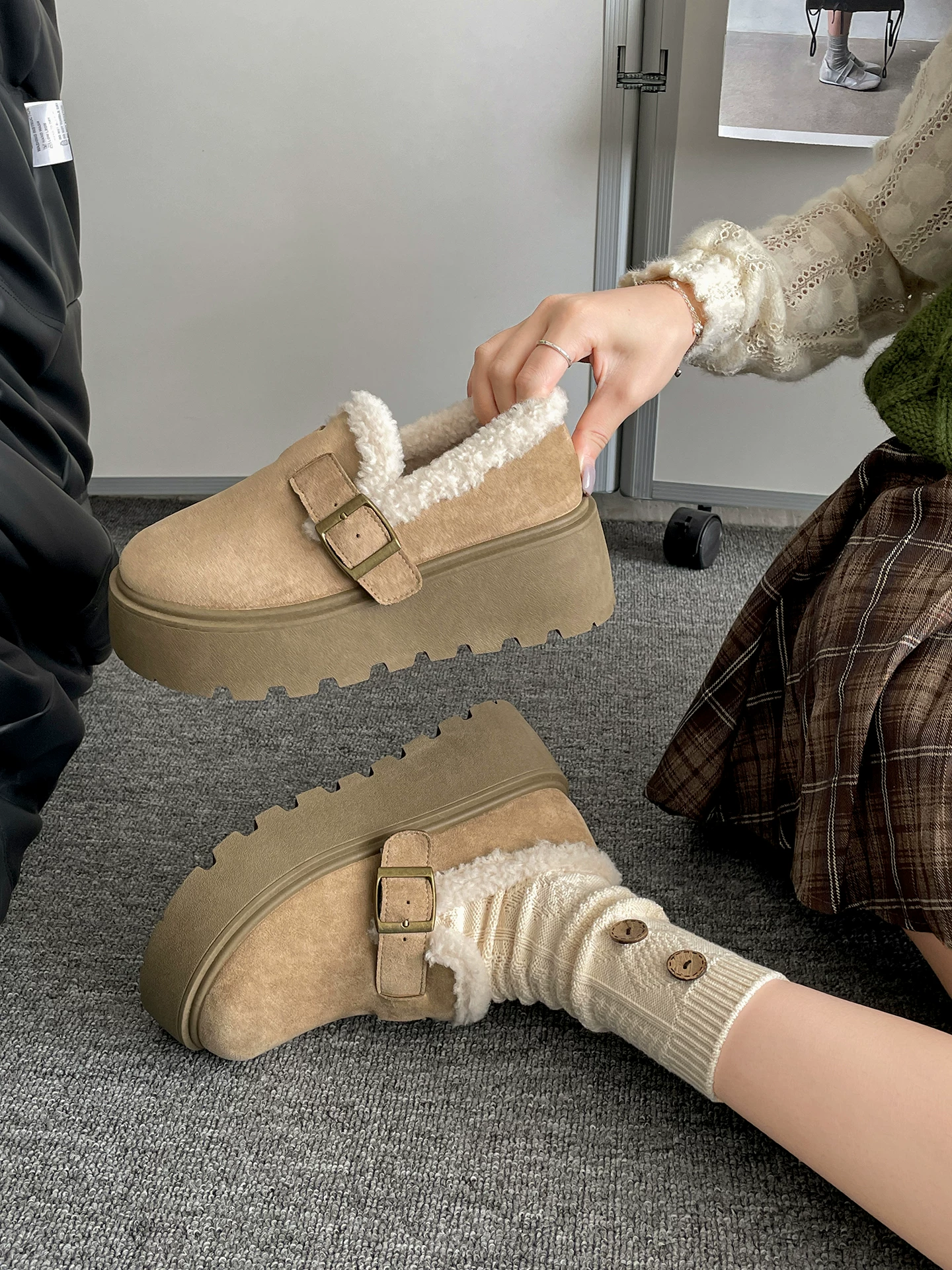 Giày Birkenstock đế dày lót lông cừu đa năng Nan Zai Nan màu trắng dành cho nữ, mẫu mới mùa đông 2025, đi ngoài trời, chống trơn trượt, chất liệu cotton Đông Bắc