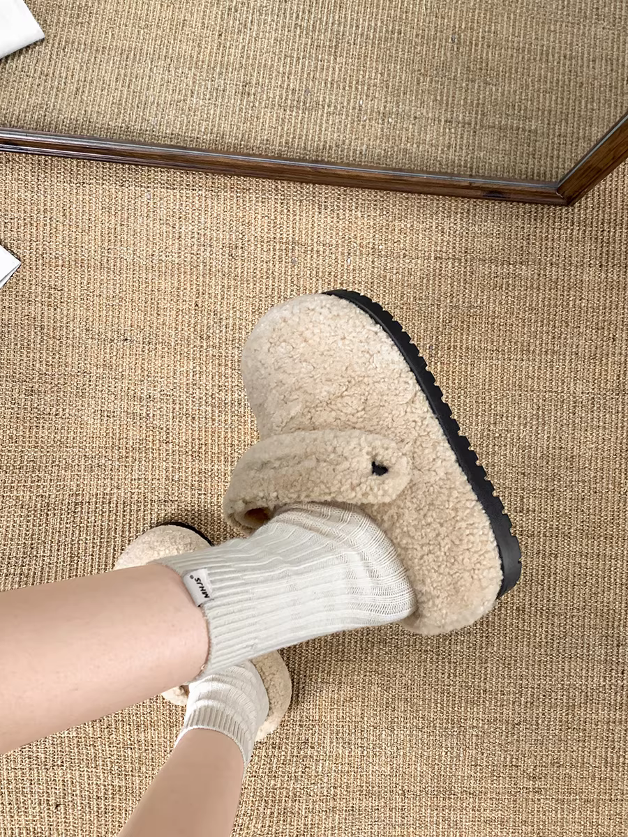 Giày dép lông dày đế dày màu trắng dành cho nữ, thích hợp để mang ngoài trời, kiểu dáng thu đông mới 2025, lót lông cừu, ấm áp, kiểu Birkenstock, chất liệu cotton.