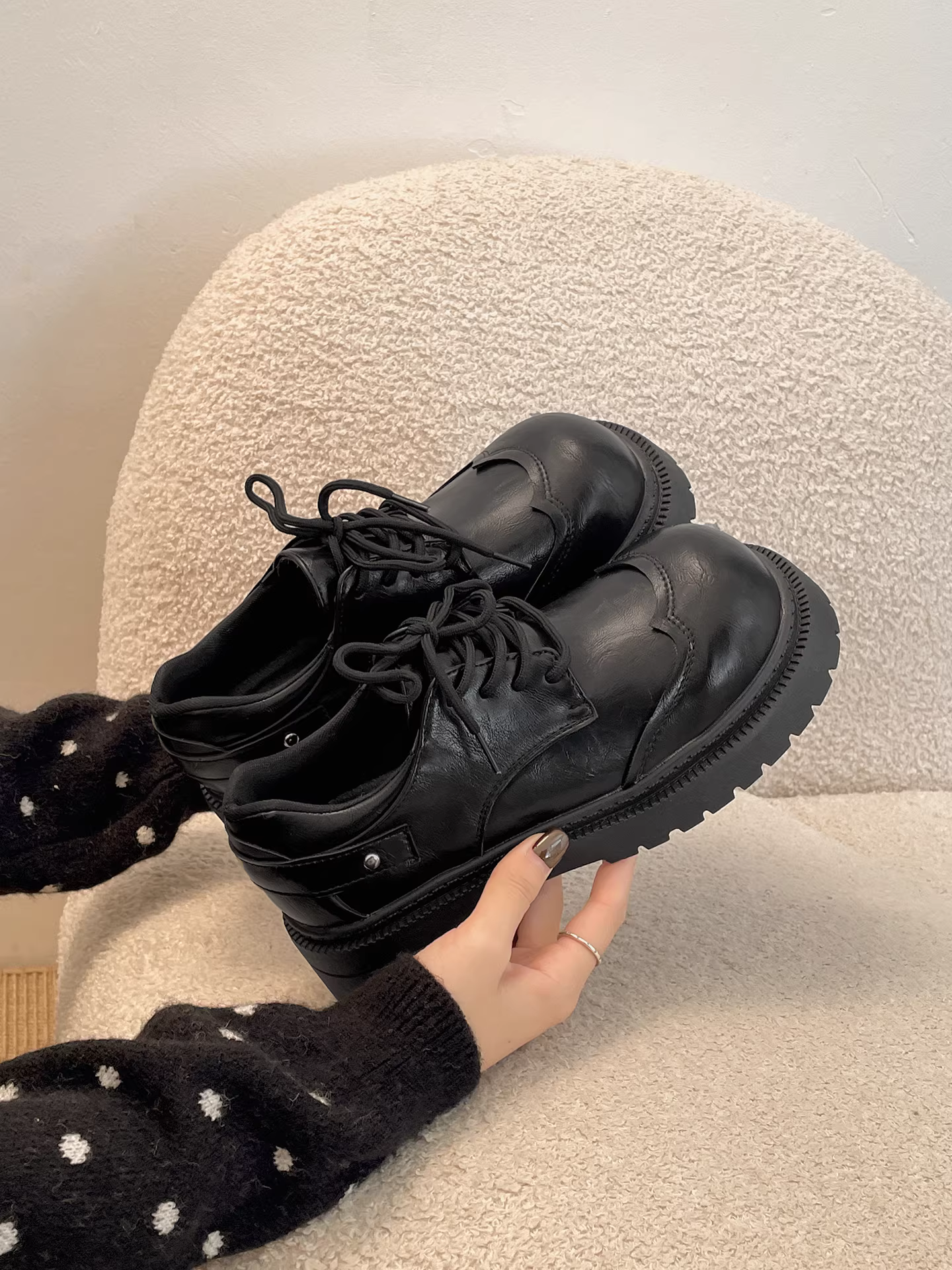 Giày da đế dày phong cách retro Anh quốc màu đen dành cho nữ, kiểu dáng thu đông 2025, phối cùng chân váy, giày lười tăng chiều cao cho người phụ nữ nhỏ nhắn