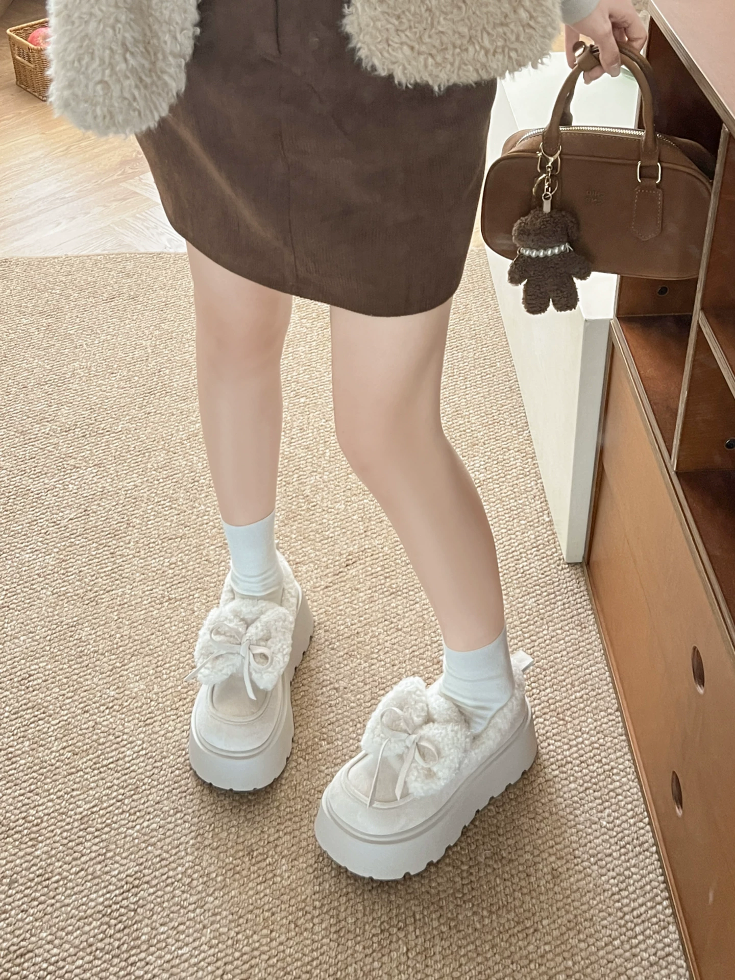 Giày cotton đế dày chống trượt lót lông cừu màu trắng dành cho nữ, mặc ngoài trời mùa đông, kiểu dáng mới 2025, giày Birkenstock cổ điển tăng chiều cao.