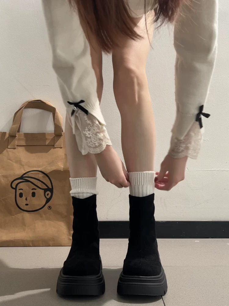 Giày bốt đế dày cổ điển màu đen dành cho nữ ở miền Nam, mẫu mới thu đông 2025, đa năng, kiểu ngắn, phù hợp với người nhỏ nhắn, tăng chiều cao và thon gọn.