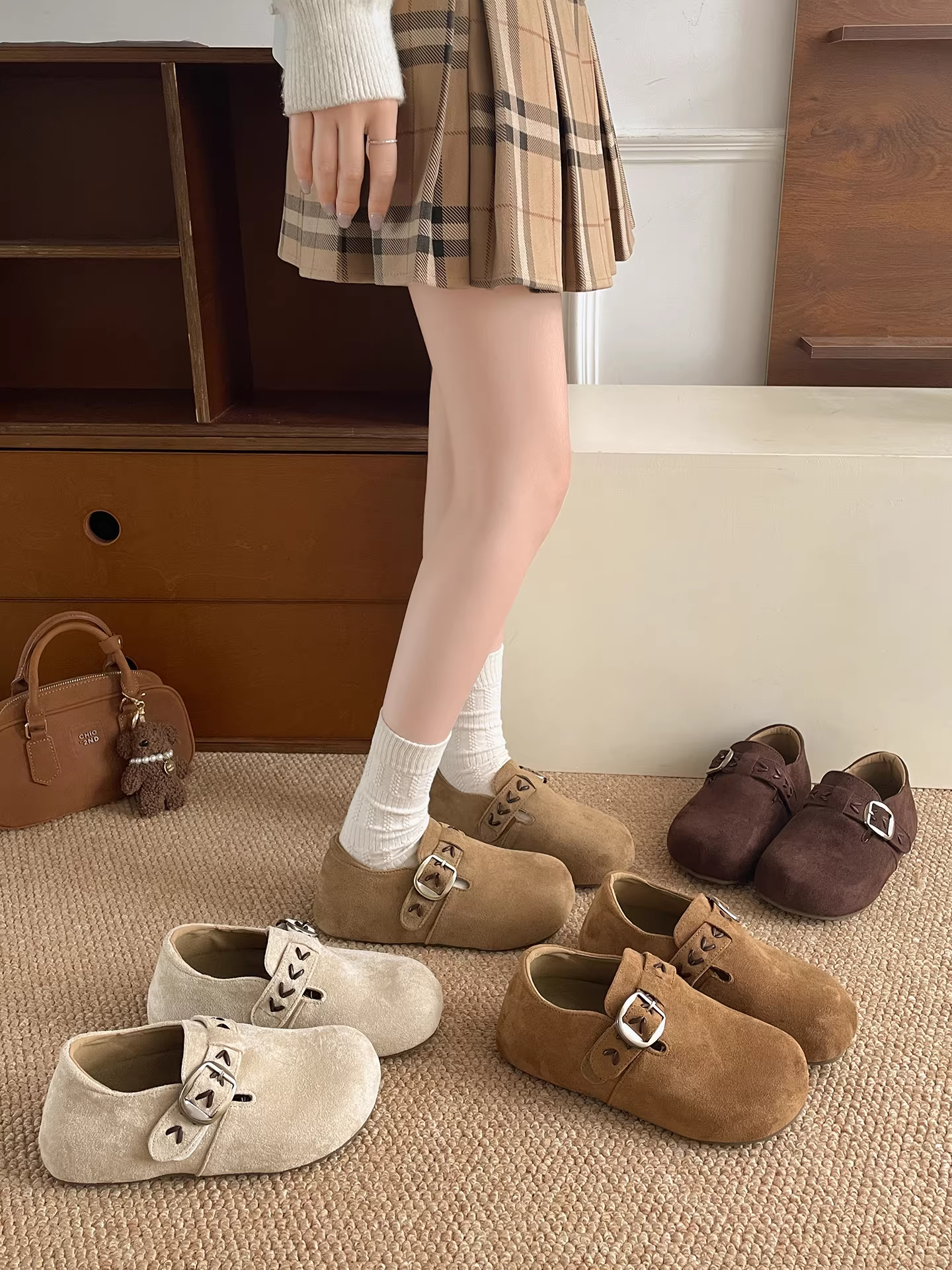 Giày Birkenstock đế dày tăng chiều cao kiểu cổ điển, ôm chân, dành cho nữ, kiểu dáng thu đông 2025 mới, giày đơn giản đa năng, phối hợp rất tốt với chân váy.