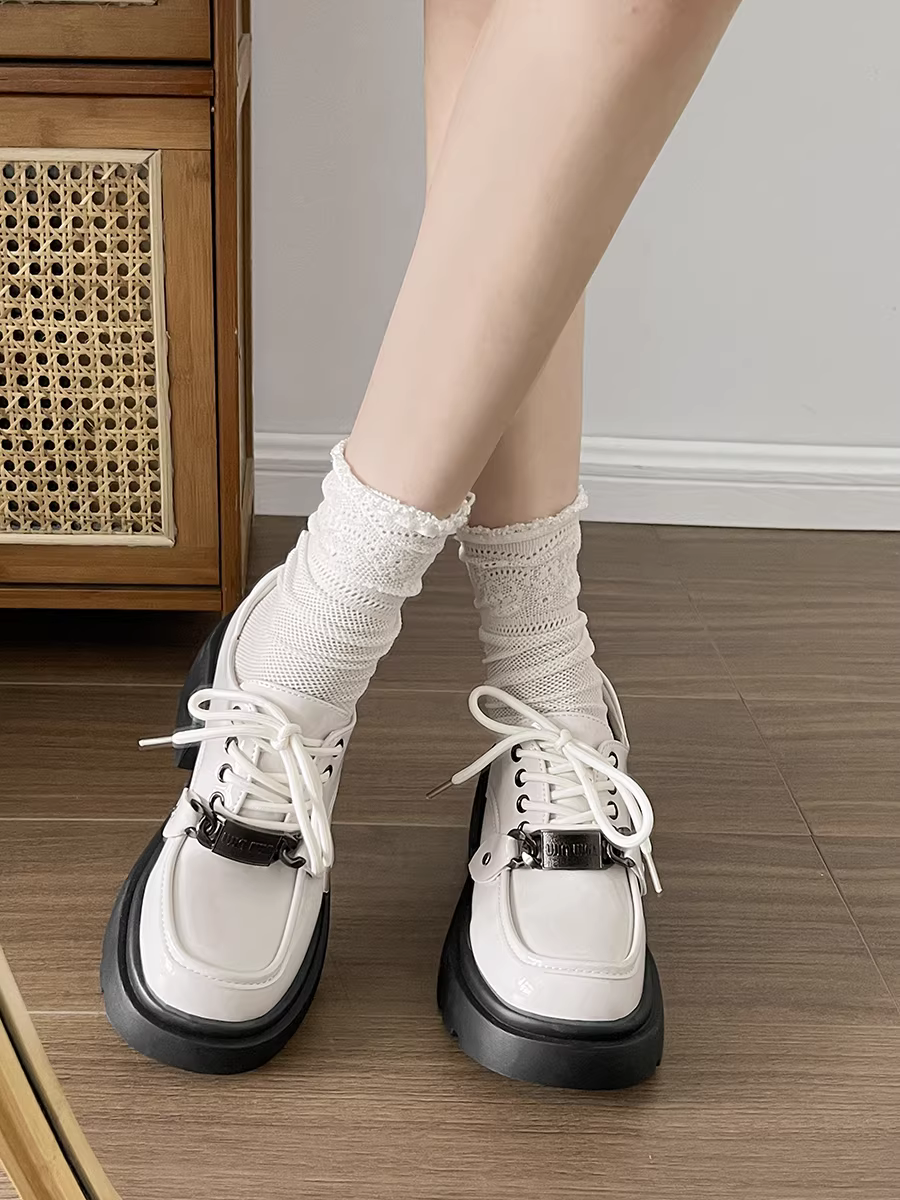 Giày Mary Jane da đế dày màu trắng retro ngọc trai dành cho nữ, kiểu thu mới 2025, phối chân váy, kiểu Pháp, gót chunky, giày đơn.