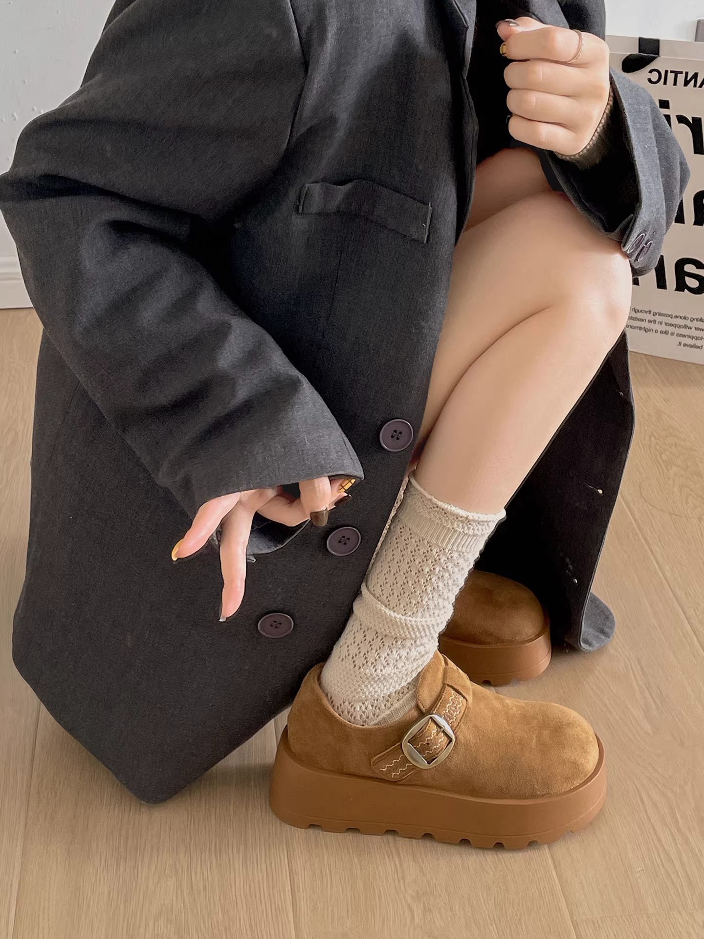 Giày nữ kiểu Birkenstock lót lông mềm mại màu nâu cổ điển, mẫu mới thu đông 2025, giữ ấm, chống trơn, chất liệu cotton, thích hợp đi ngoài trời.