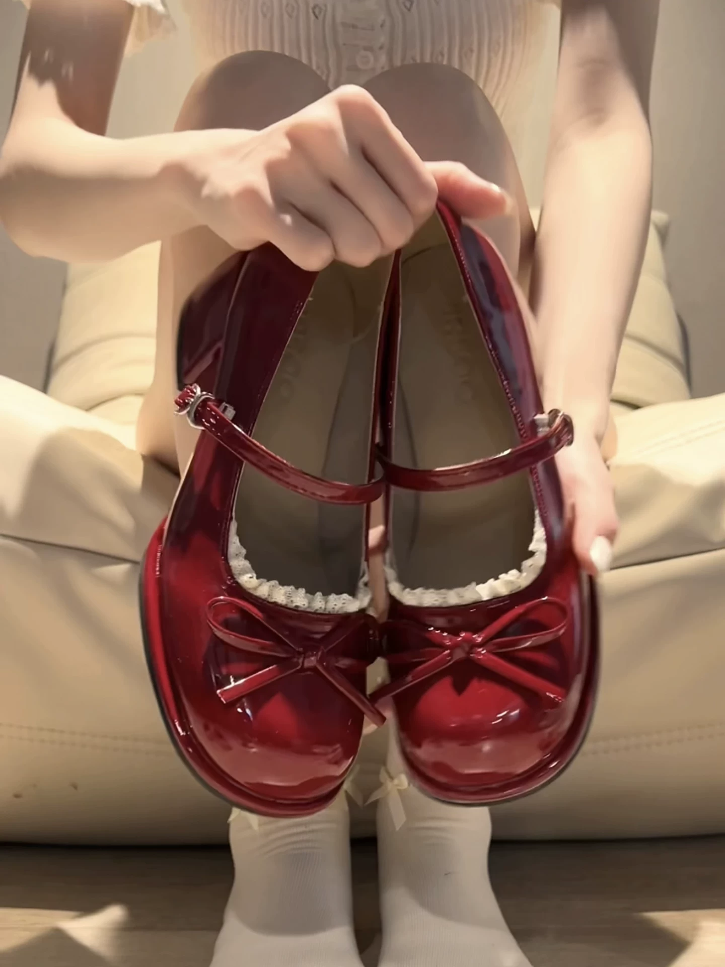 Giày cao gót đế thô kiểu Pháp cổ điển màu đỏ, miệng giày nông, tăng chiều cao dành cho nữ, kiểu thu đông 2025 mới, giày Mary Jane đa năng phối cùng chân váy.