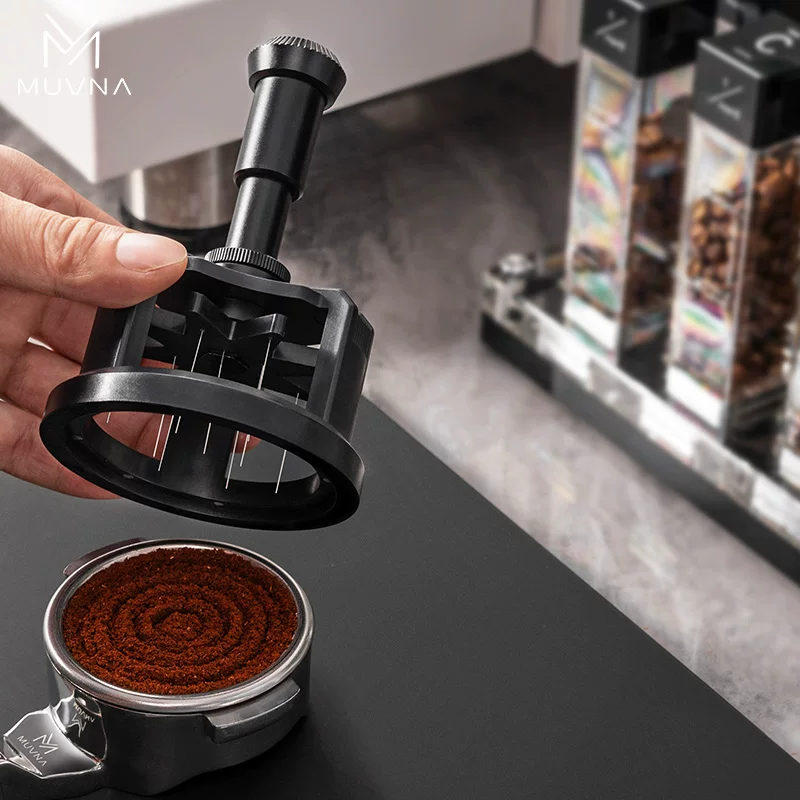 Kim khuấy bột cà phê MUVNA Timo, kiểu kim ép và xoay, giúp phân tán các cục cà phê đều nhau.