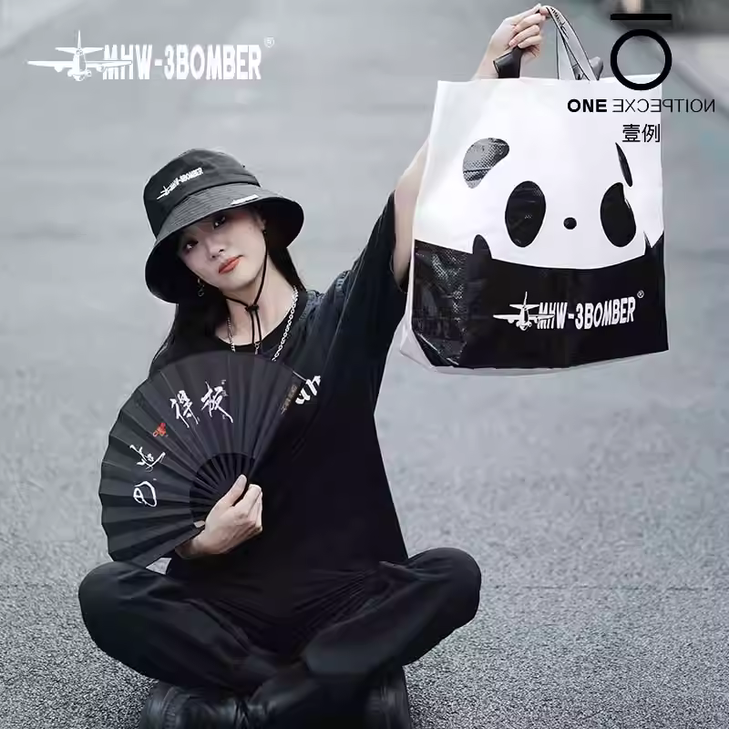 Bomber MHW sản xuất các sản phẩm có chủ đề cà phê như cốc hình viên đạn, ô, mũ cắm trại, áo phông, quạt gấp, huy hiệu và giá đỡ điện thoại.