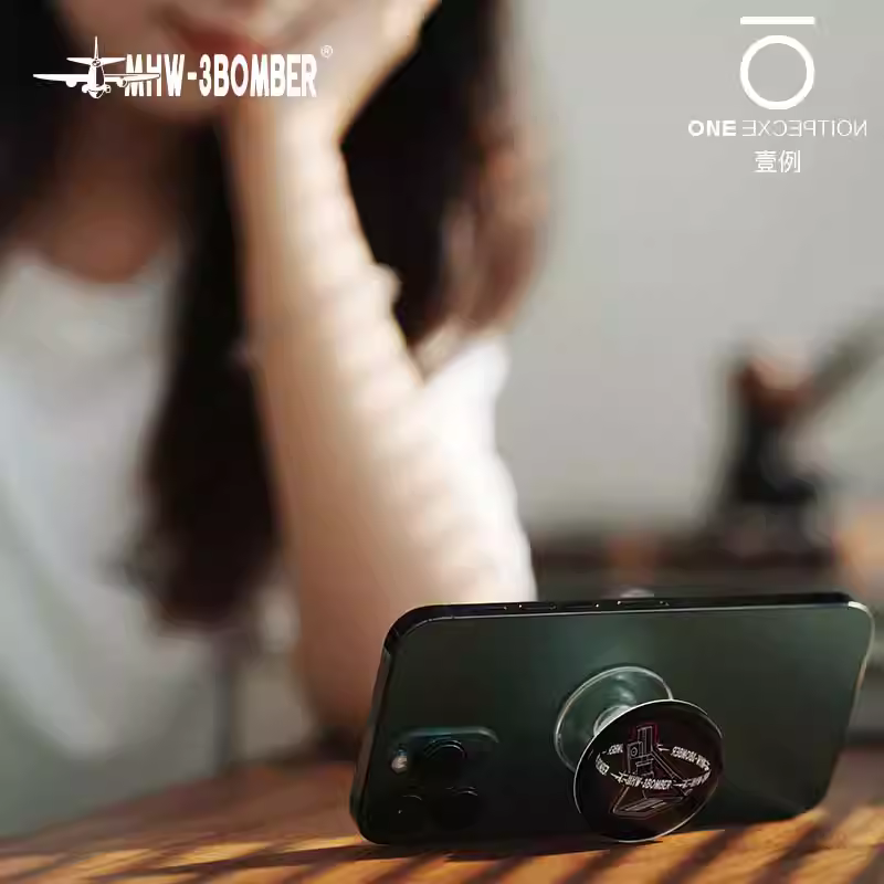 Bomber MHW sản xuất các sản phẩm có chủ đề cà phê như cốc hình viên đạn, ô, mũ cắm trại, áo phông, quạt gấp, huy hiệu và giá đỡ điện thoại.