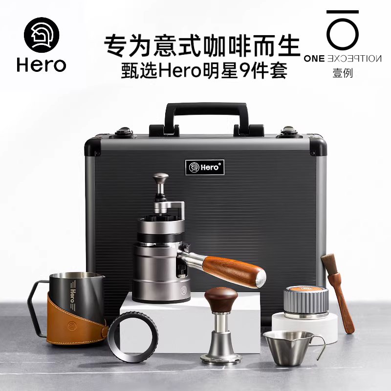 Bộ dụng cụ pha cà phê kiểu Ý gồm: vali đựng đồ nghề, bình tạo bọt sữa latte art, dụng cụ rắc bột, dụng cụ nén cà phê lực không đổi, tay cầm pha cà phê, bộ dụng cụ hoàn chỉnh.