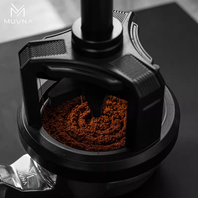 Kim khuấy bột cà phê MUVNA Timo, kiểu kim ép và xoay, giúp phân tán các cục cà phê đều nhau.
