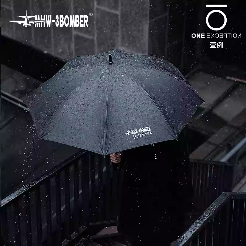 Bomber MHW sản xuất các sản phẩm có chủ đề cà phê như cốc hình viên đạn, ô, mũ cắm trại, áo phông, quạt gấp, huy hiệu và giá đỡ điện thoại.