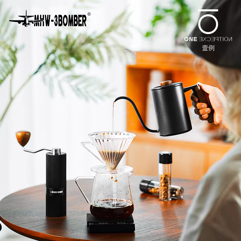 Bộ dụng cụ pha cà phê di động Bomber MHW: túi đựng, máy xay cà phê thủ công, cốc lọc, cân điện tử, bộ cắm trại ngoài trời