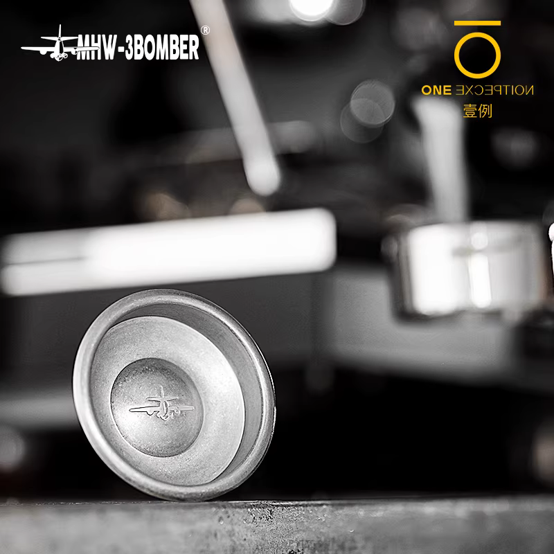 Bộ dụng cụ vệ sinh máy pha cà phê espresso bán tự động, gồm chén vệ sinh bằng thép không gỉ 58mm, bàn chải vệ sinh, và chén đựng bột vệ sinh Bomber MHW.