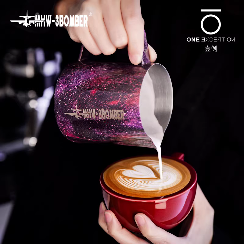 Bình tạo bọt sữa chuyên nghiệp Bomber MHW Starry Sky Latte Art, chất liệu thép không gỉ, vòi tròn, kiểu dáng Ý, dùng tạo họa tiết Latte Art.