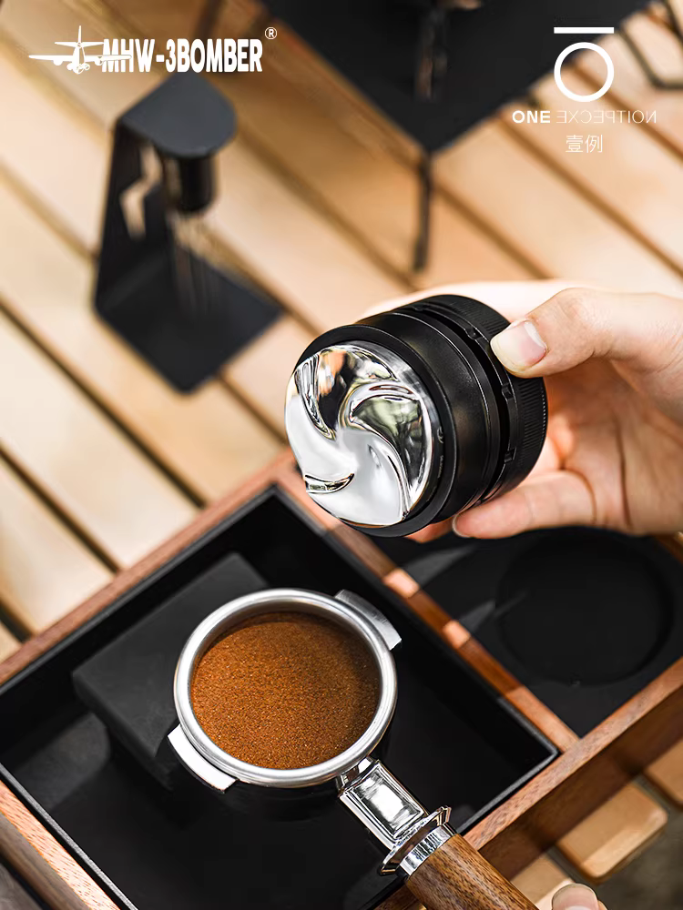 Búa nén cà phê Ý 58mm Bomber MHW Hurricane Gravity Powder Distributor với chức năng điều chỉnh độ cao thích ứng