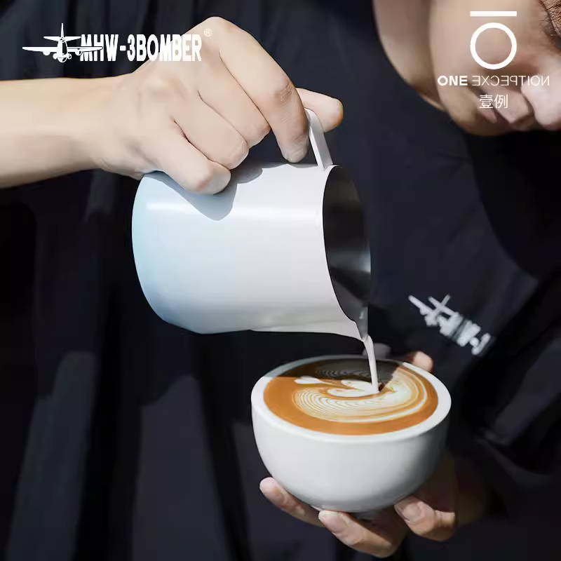 Bình tạo bọt sữa chuyên nghiệp kiểu dáng chữ U, bình tạo bọt sữa có họa tiết nổi, bình tạo bọt sữa kiểu Ý, bình tạo bọt sữa Latte Art, bình tạo bọt sữa Latte Art MHW GT.