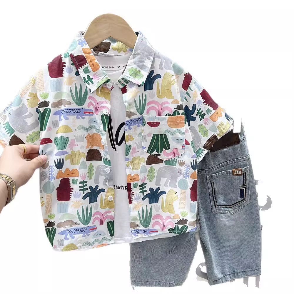 Áo sơ mi ngắn tay cotton nguyên chất cho bé trai mùa hè 2025, kiểu dáng lễ hội in hình hoạt hình toàn thân, áo rộng rãi, size trung và lớn cho trẻ em