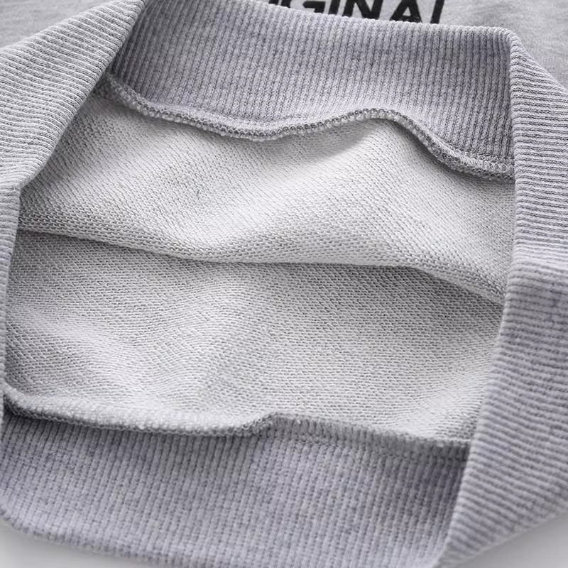 Áo thun bé trai phối màu mùa xuân 2025, cổ áo có khóa kéo, kiểu dáng thể thao năng động, thời trang mới