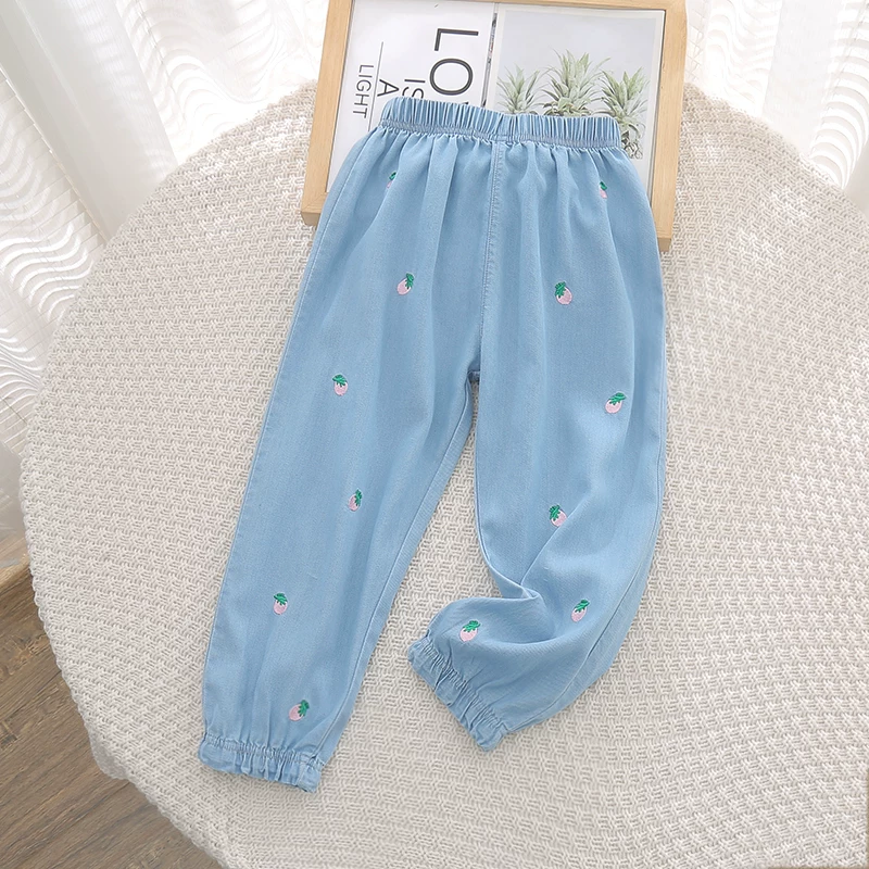 Quần denim Tencel chống muỗi cho bé gái mùa hè 2025, kiểu dáng xu hướng, chất liệu mỏng, in họa tiết toàn thân, dành cho bé gái lớn hơn, quần ống lửng.