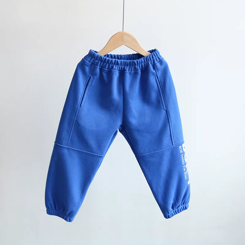 Quần thể thao trẻ em xuân 2025 kiểu mới, quần lửng in chữ rộng rãi, quần dài thời trang cho bé trai, quần jogger ống rộng hợp xu hướng
