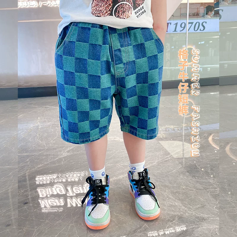 Quần short denim bé trai kiểu mới hè 2025, quần short kẻ caro năm điểm cho trẻ nhỏ và trẻ trung, quần dài trung bình mặc thường ngày đi chơi ngoài trời.
