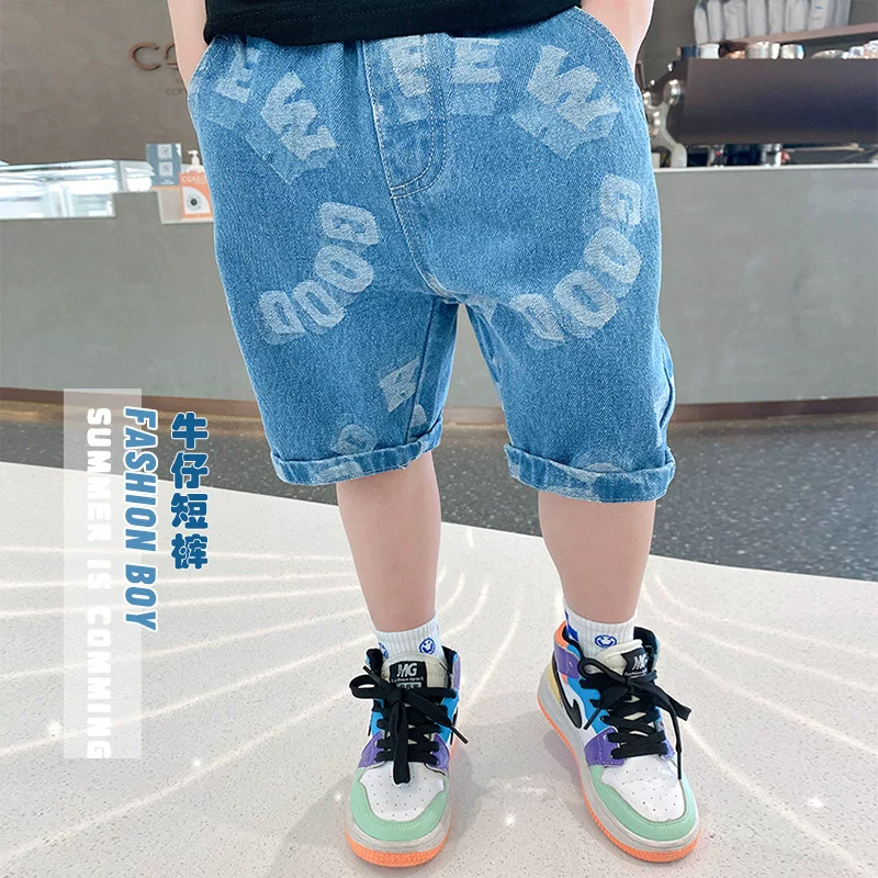 Quần short denim bé trai kiểu mới hè 2025, quần short kẻ caro năm điểm cho trẻ nhỏ và trẻ trung, quần dài trung bình mặc thường ngày đi chơi ngoài trời.