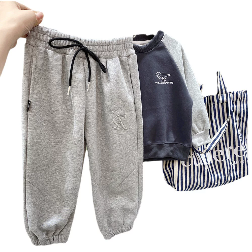 Quần thể thao mới 2025 dành cho trẻ lớn, quần jogger dày dặn cho bé trai, quần mùa xuân in chữ màu trơn thời trang cho bé trai.