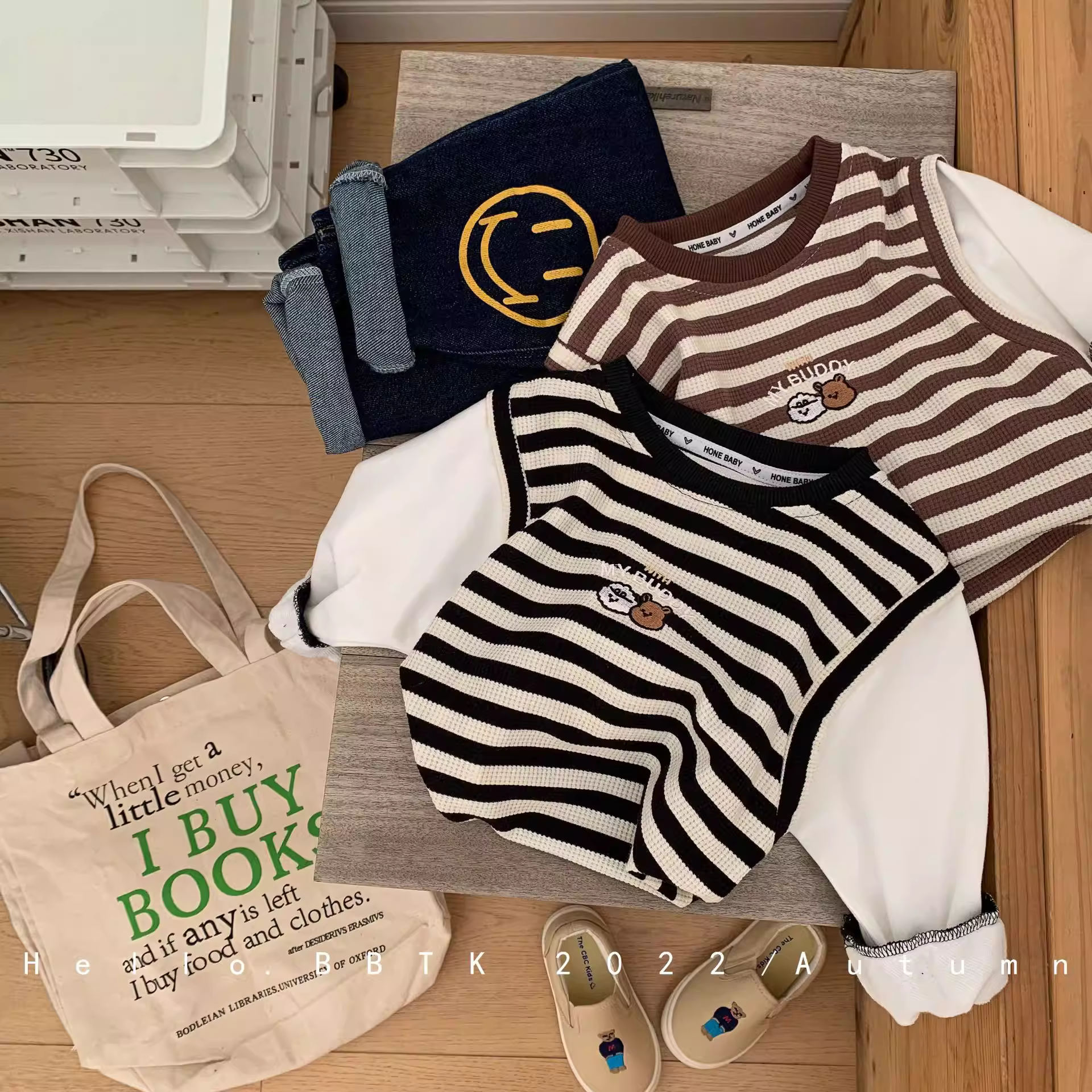 Áo len chui đầu trẻ em xuân 2025 kiểu Hàn Quốc sản phẩm mới xuân thu bé trai sọc thêu hình gấu giả hai lớp tay dài thời trang