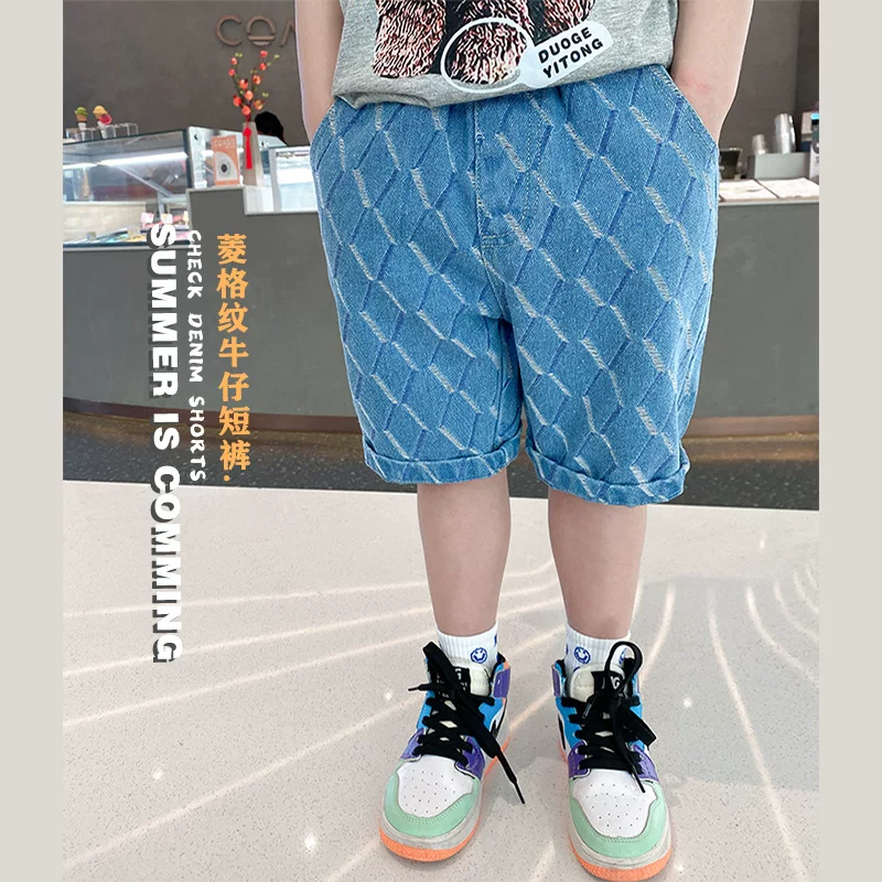 Quần short denim bé trai kiểu mới hè 2025, quần short kẻ caro năm điểm cho trẻ nhỏ và trẻ trung, quần dài trung bình mặc thường ngày đi chơi ngoài trời.