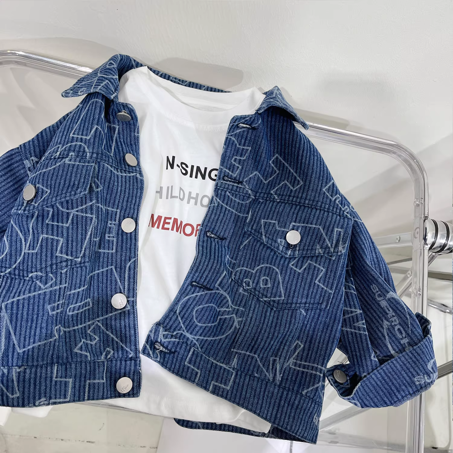 Áo khoác dày cho bé trai mùa xuân đông 2025 in chữ, kiểu dáng rộng rãi, trẻ trung, thời trang, chất liệu denim.