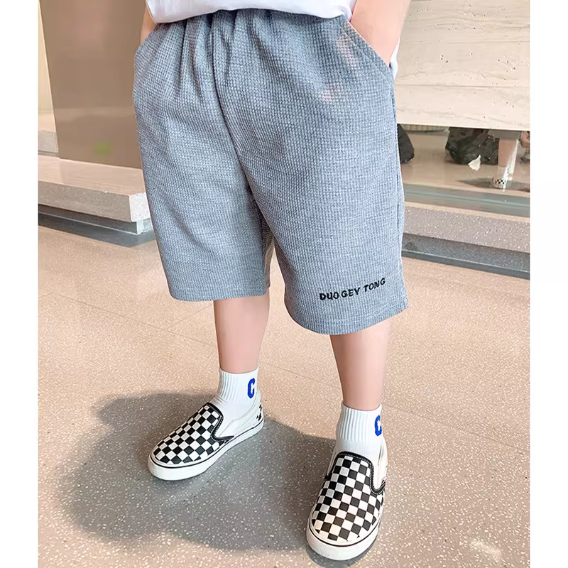 Quần short bé trai mùa hè 2025 kiểu Hàn Quốc mới, thời trang trẻ em, chất liệu vải waffle dệt kim, dài đến đầu gối, mỏng nhẹ