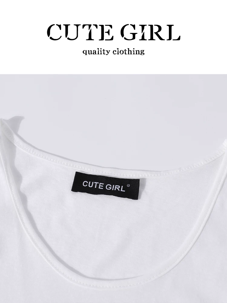 CuteGirl trông rất xinh trong bộ trang phục nhỏ nhắn này dành cho phụ nữ vào đầu mùa thu: bộ ba món gồm áo sơ mi dài tay kẻ sọc, áo vest và váy.