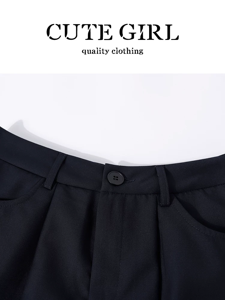 Bộ đồ hai mảnh gồm áo vest không tay kiểu preppy cổ áo hải quân, eo thon, và quần short ống rộng lưng cao dành cho nữ mùa hè