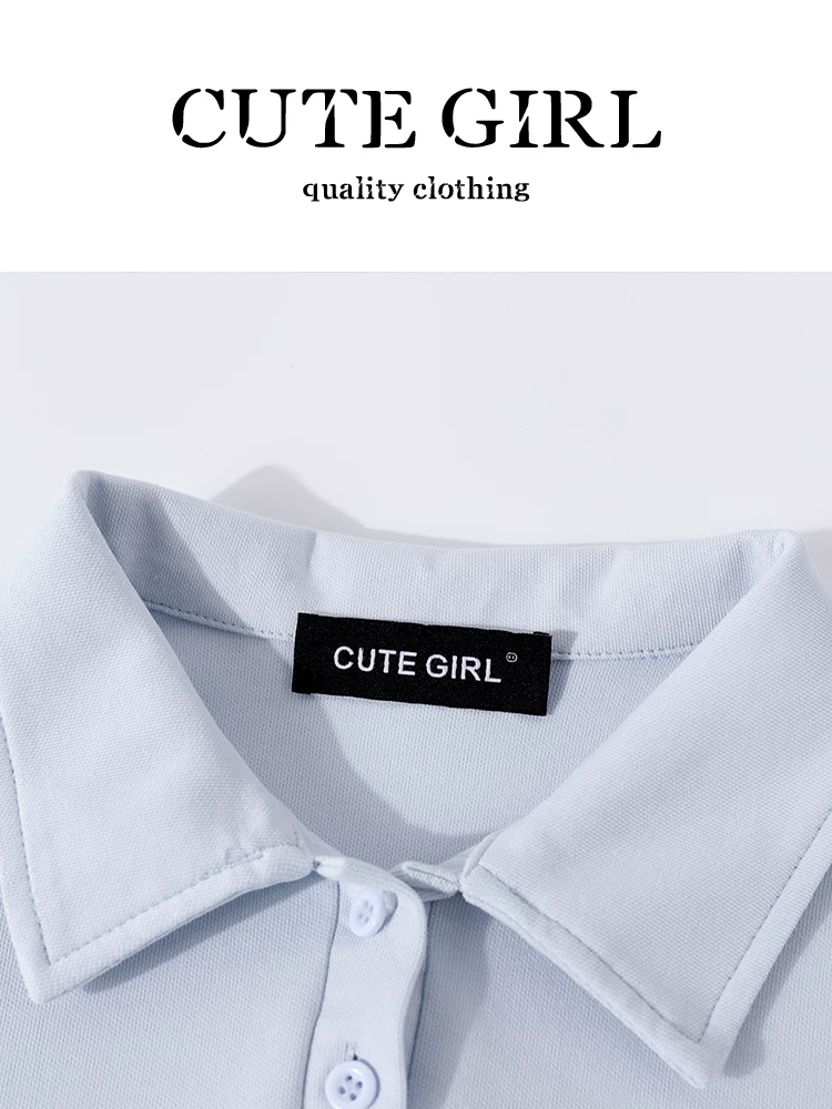 Trang phục giảm tuổi tác của CuteGirl, bộ trang phục hoàn chỉnh gồm áo thun ngắn tay cổ Polo màu xanh và váy kiểu preppy mùa hè dành cho nữ