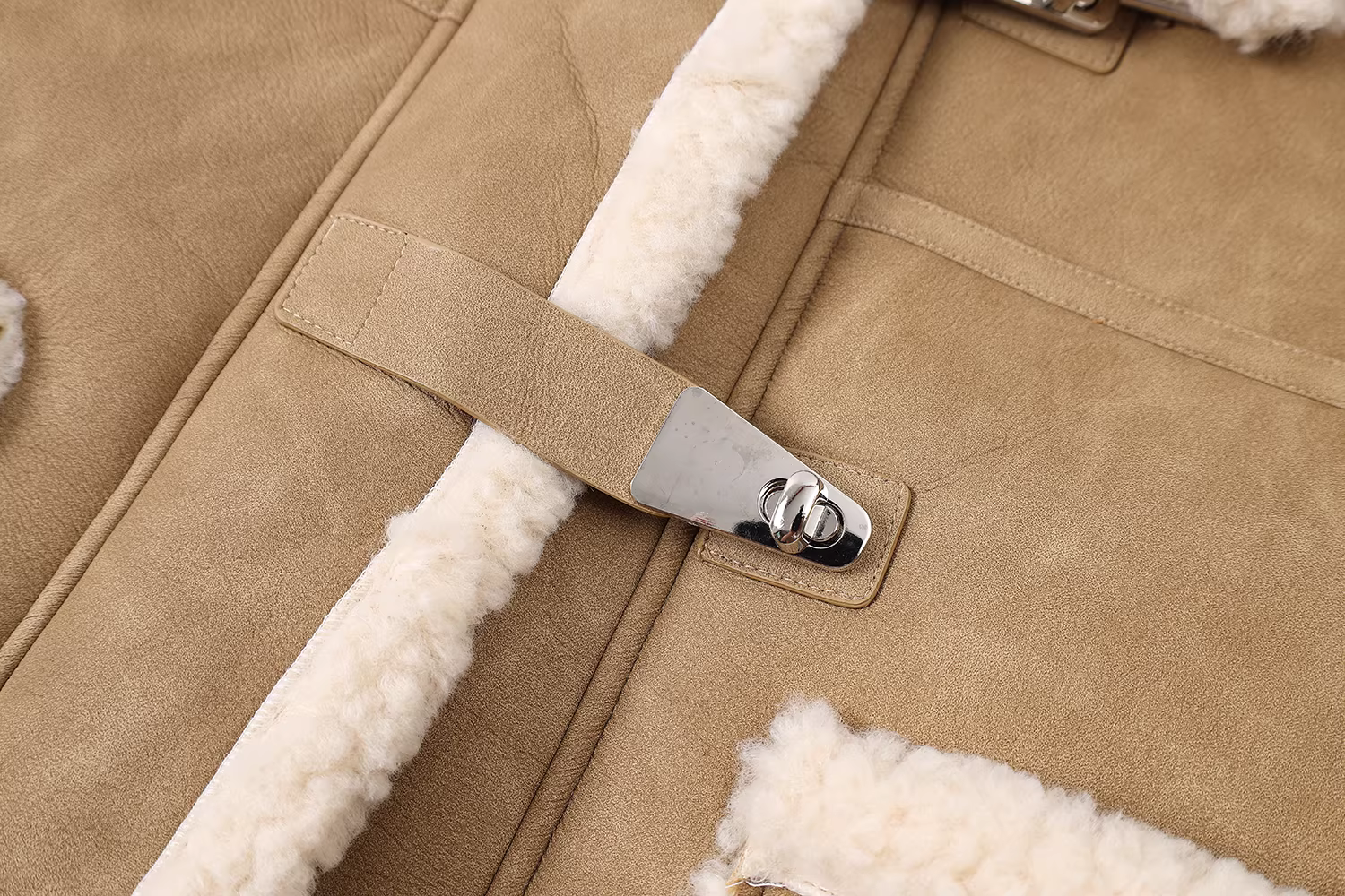 Áo khoác biker kiểu Pháp dáng nhỏ xinh, dày dặn, tích hợp lông thú và len cừu dành cho nữ, mẫu mới thu đông 2025.