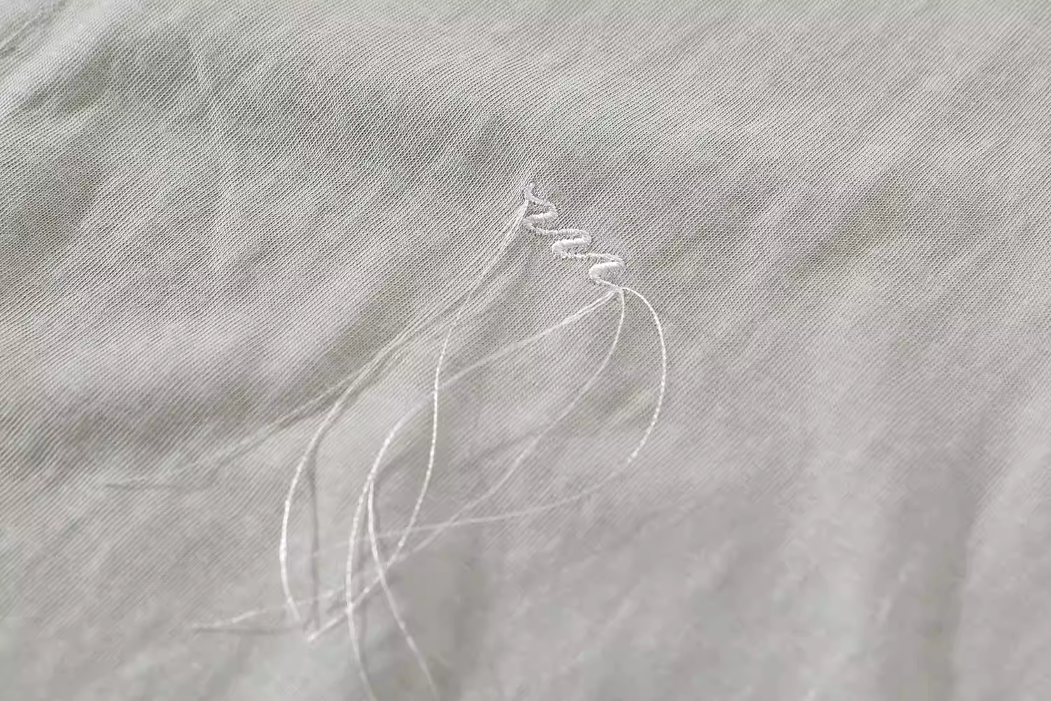 Áo thun ngắn tay xẻ lưng thêu màu xám nhạt lấy cảm hứng từ thiết kế CuteGirl dành cho nữ, áo cổ tròn trễ vai đa năng mùa hè