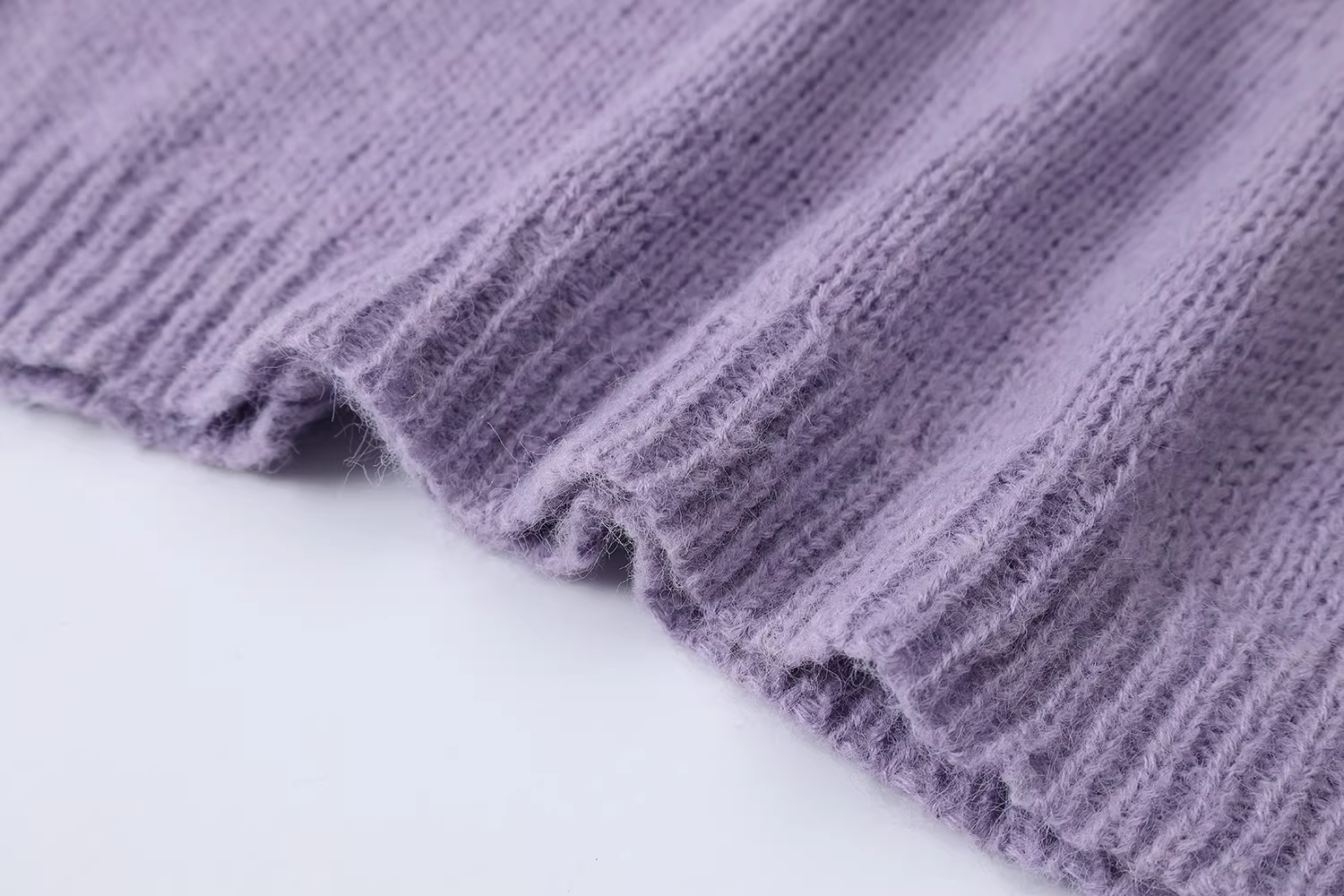 Áo len màu tím gradient nhỏ nhắn dễ thương dành cho nữ, phong cách mới xuân thu 2025, kiểu dáng lười biếng, áo len dệt kim bên trong dày dặn.