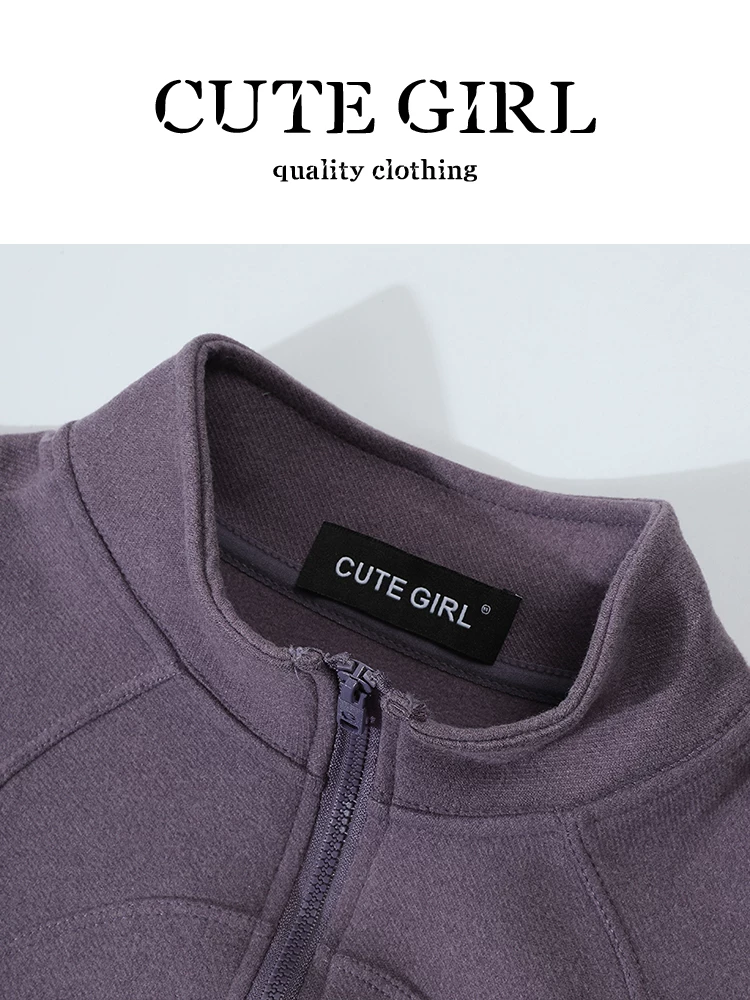 CuteGir mặc một bộ trang phục hoàn chỉnh thanh lịch và phù hợp: áo khoác cổ đứng màu tím và quần âu màu xám, bộ hai mảnh dành cho nữ vào mùa thu.