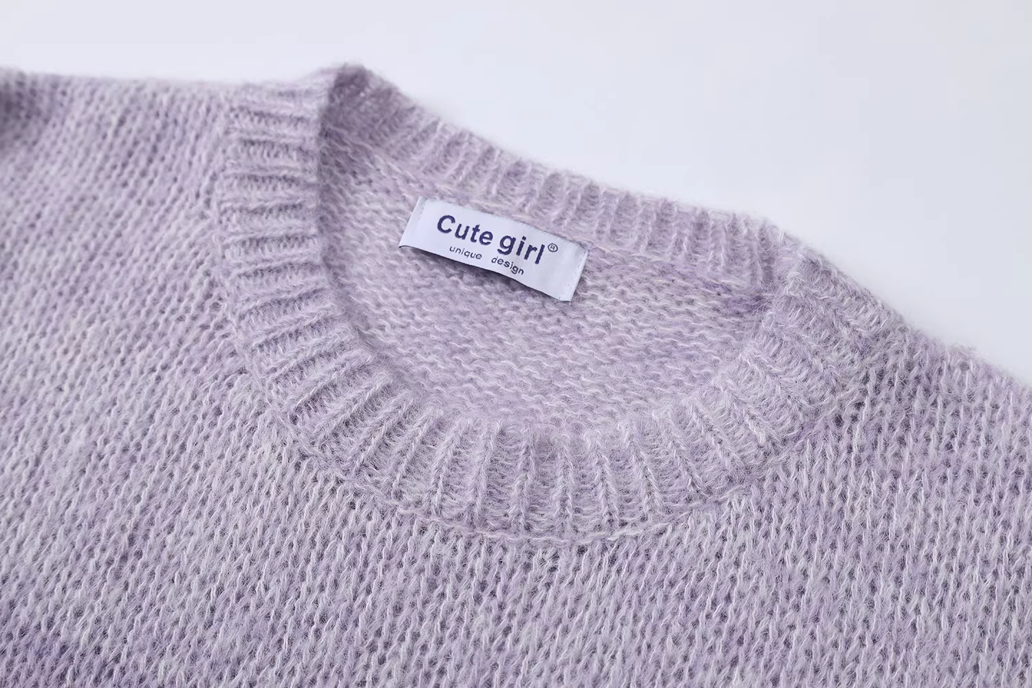 Áo len màu tím gradient nhỏ nhắn dễ thương dành cho nữ, phong cách mới xuân thu 2025, kiểu dáng lười biếng, áo len dệt kim bên trong dày dặn.