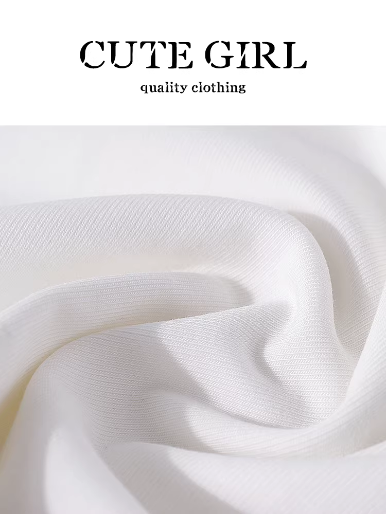 Bộ trang phục giảm tuổi tác phong cách Hàn Quốc của CuteGirl, bộ trang phục hoàn chỉnh gồm áo thun ngắn tay in họa tiết màu trắng và váy hai mảnh dành cho nữ mùa hè