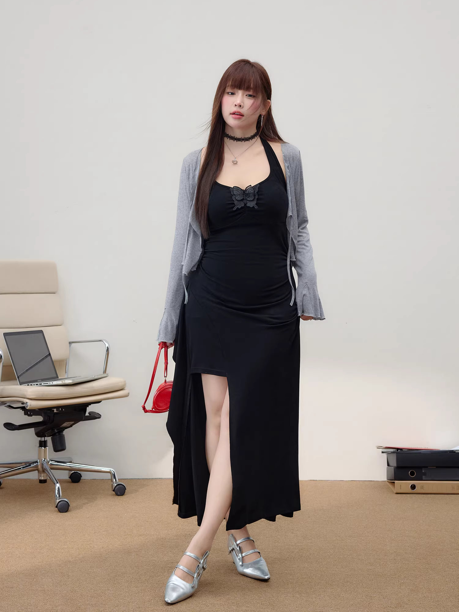 Đầm đen xẻ tà, kiểu dáng ôm sát, cổ halter, eo cao, phong cách ngọt ngào và quyến rũ dành cho phụ nữ cỡ lớn.