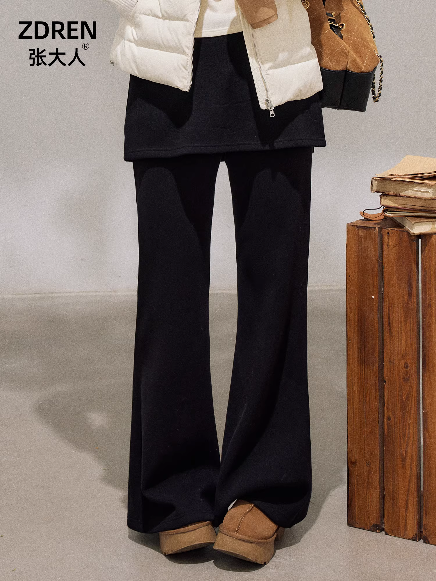 Quần áo nữ cỡ lớn dành cho các cô gái hơi mũm mĩm, quần ống loe màu đen thanh lịch và tôn dáng mùa đông giúp chân trông dài hơn.