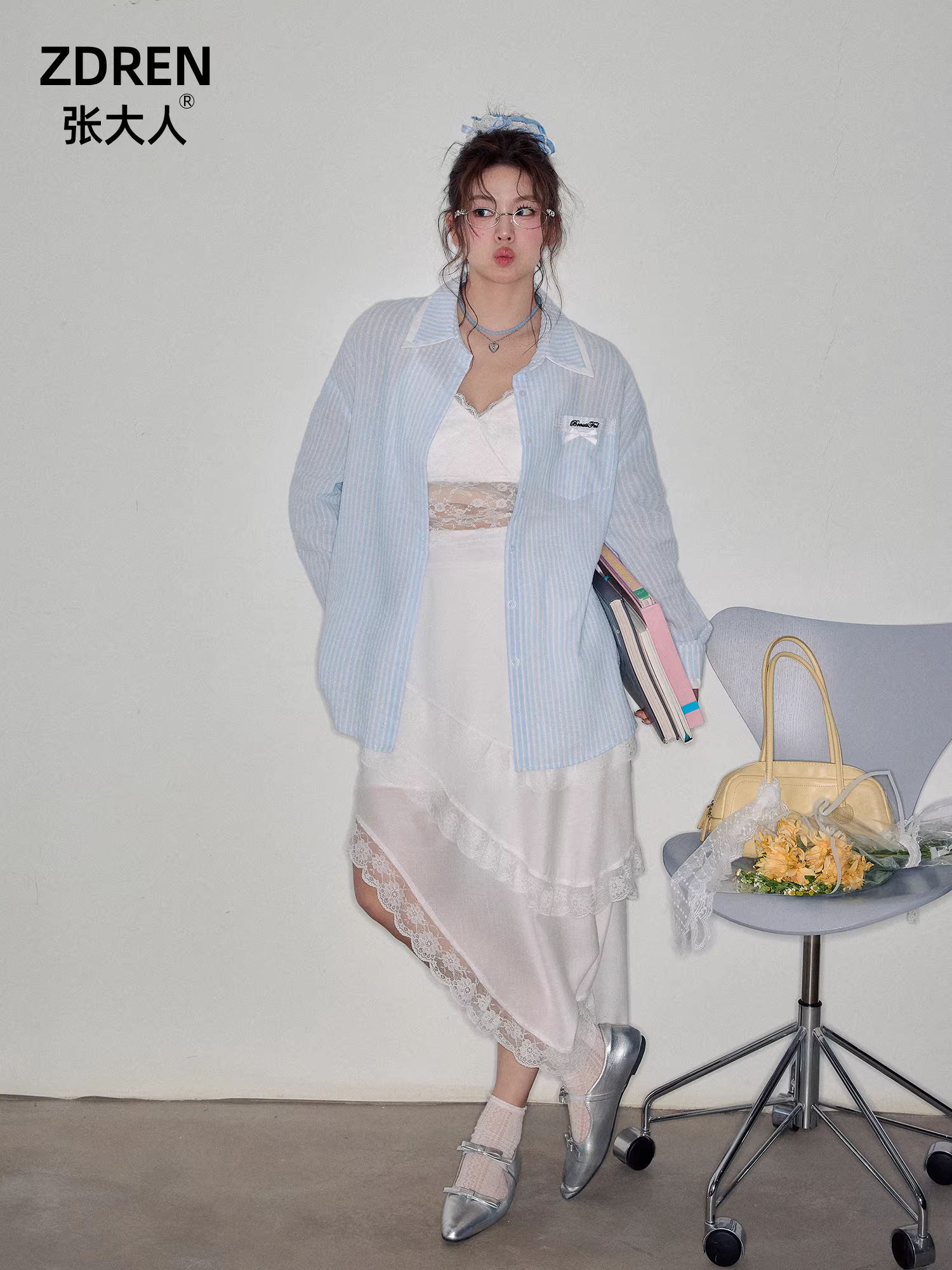 Bộ quần áo nữ cỡ lớn dành cho người lớn, áo sơ mi kẻ xanh mùa hè mới với chân váy trắng bất đối xứng lưng cao.