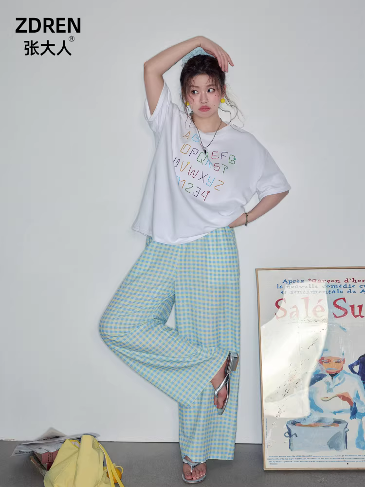 Bộ quần áo mùa hè mới dành cho nữ cỡ lớn của Zhang Daren: áo thun trắng rộng cổ tròn và quần ống rộng lưng cao, phong cách thường ngày.