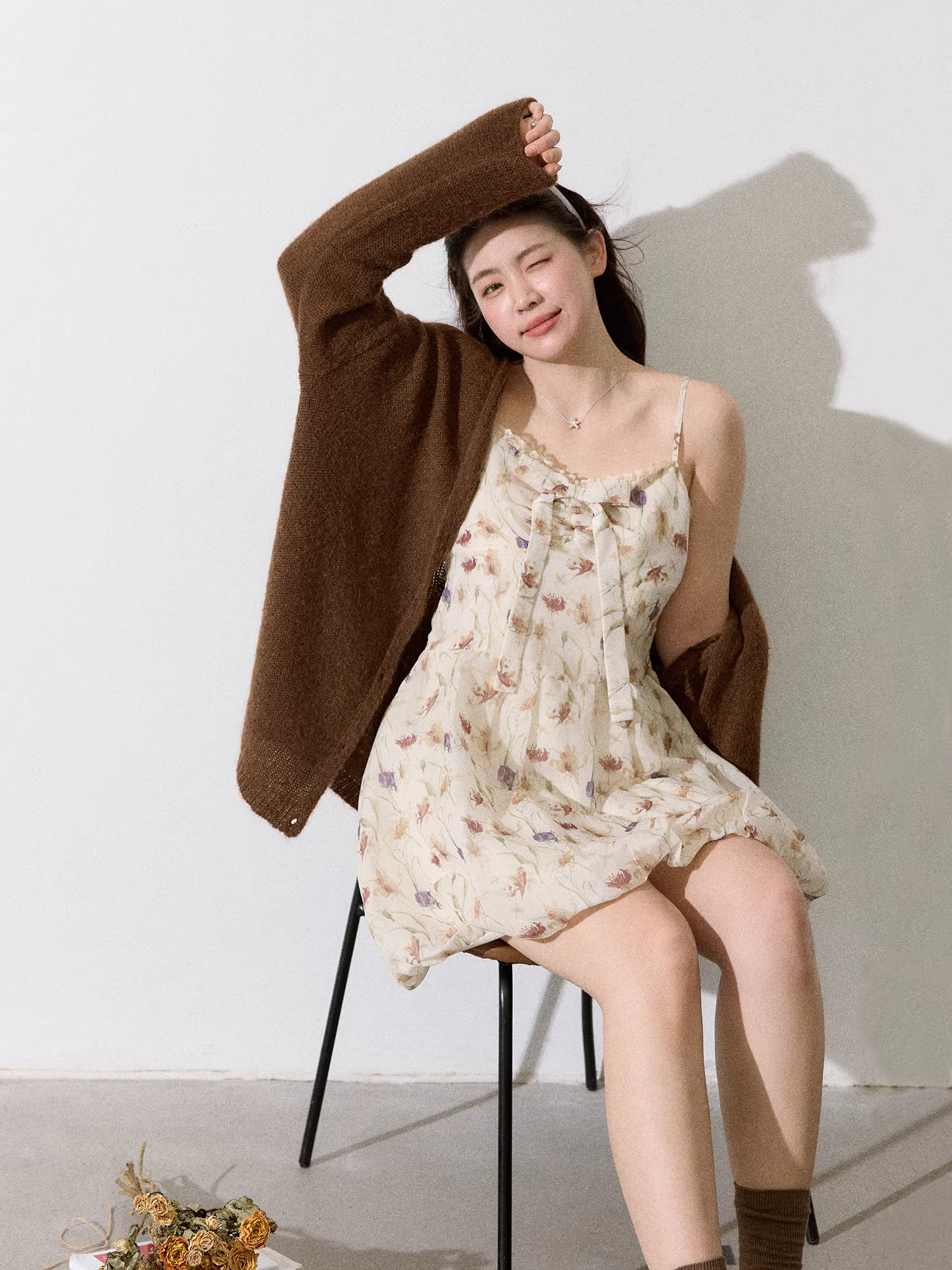 Quần áo nữ cỡ lớn dành cho người lớn, áo len cardigan dáng ôm in hoa và váy hoa phong cách lễ hội.