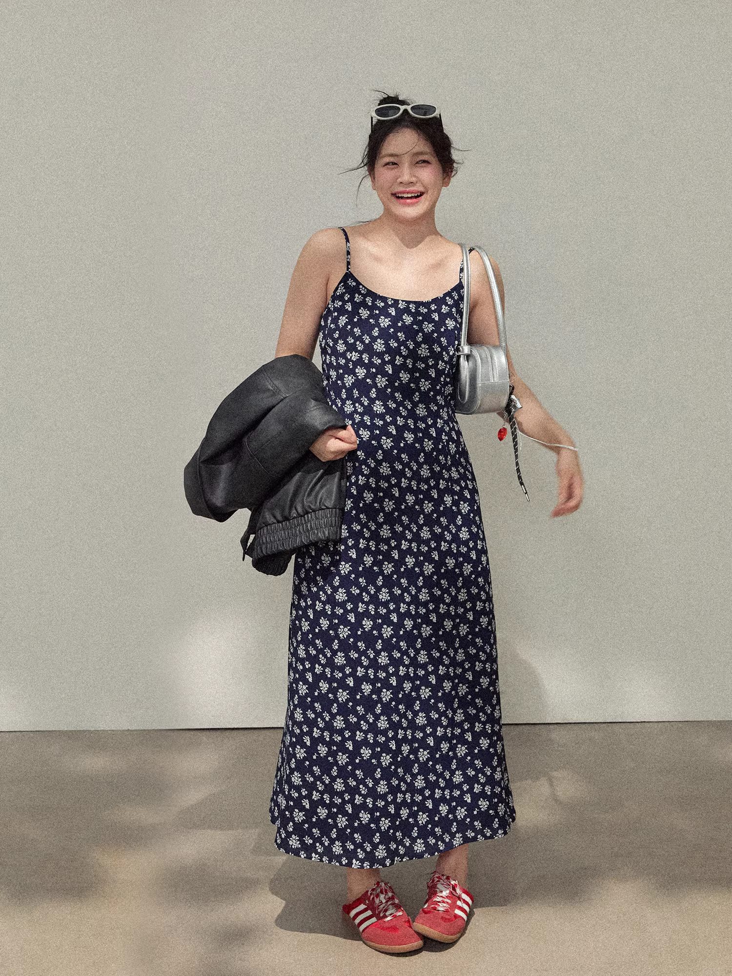 Quần áo nữ cỡ lớn dành cho các cô nàng mũm mĩm, trang phục thon gọn, đầm dài dây spaghetti họa tiết hoa, bộ áo khoác da đen.