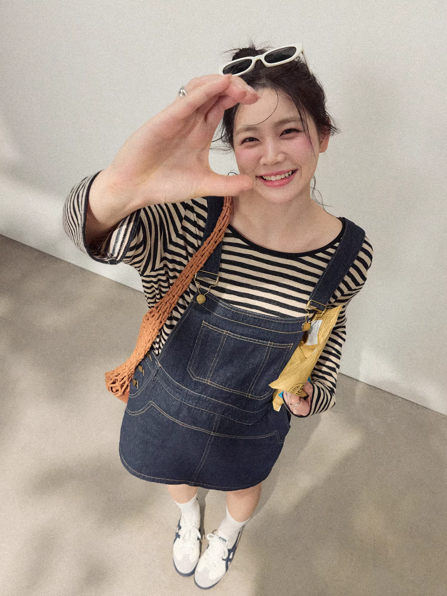 Bộ quần áo nữ cỡ lớn cho đầu thu, áo sơ mi sọc dáng rộng, thoải mái, tôn dáng với chân váy yếm.